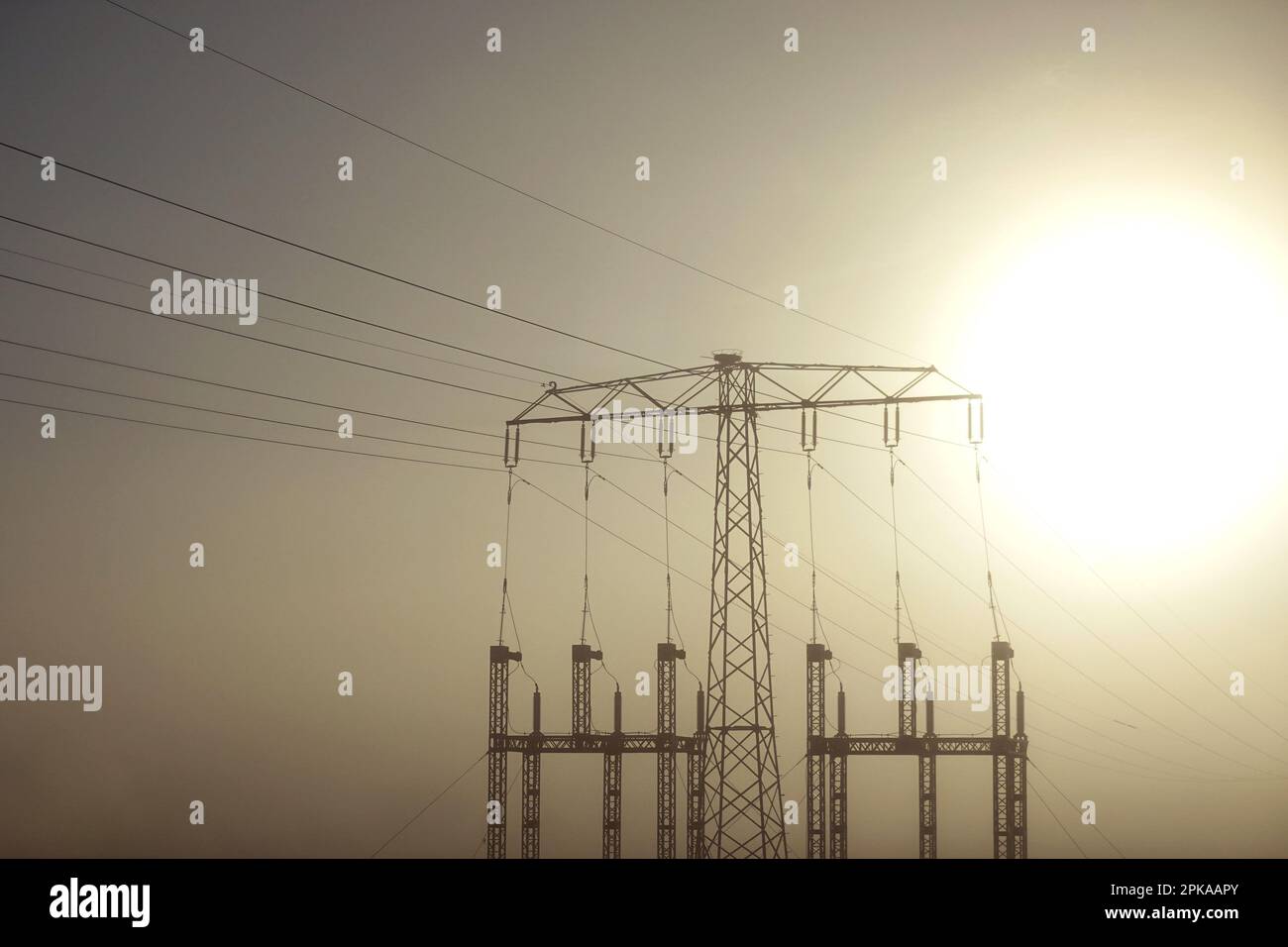 26.10.2022, Germany, Brandenburg, Schoenefeld - Electricity pylon backlit by the sun. 00S221026D224CAROEX.JPG [MODEL RELEASE: NOT Applicable, PROPERTY Stock Photo