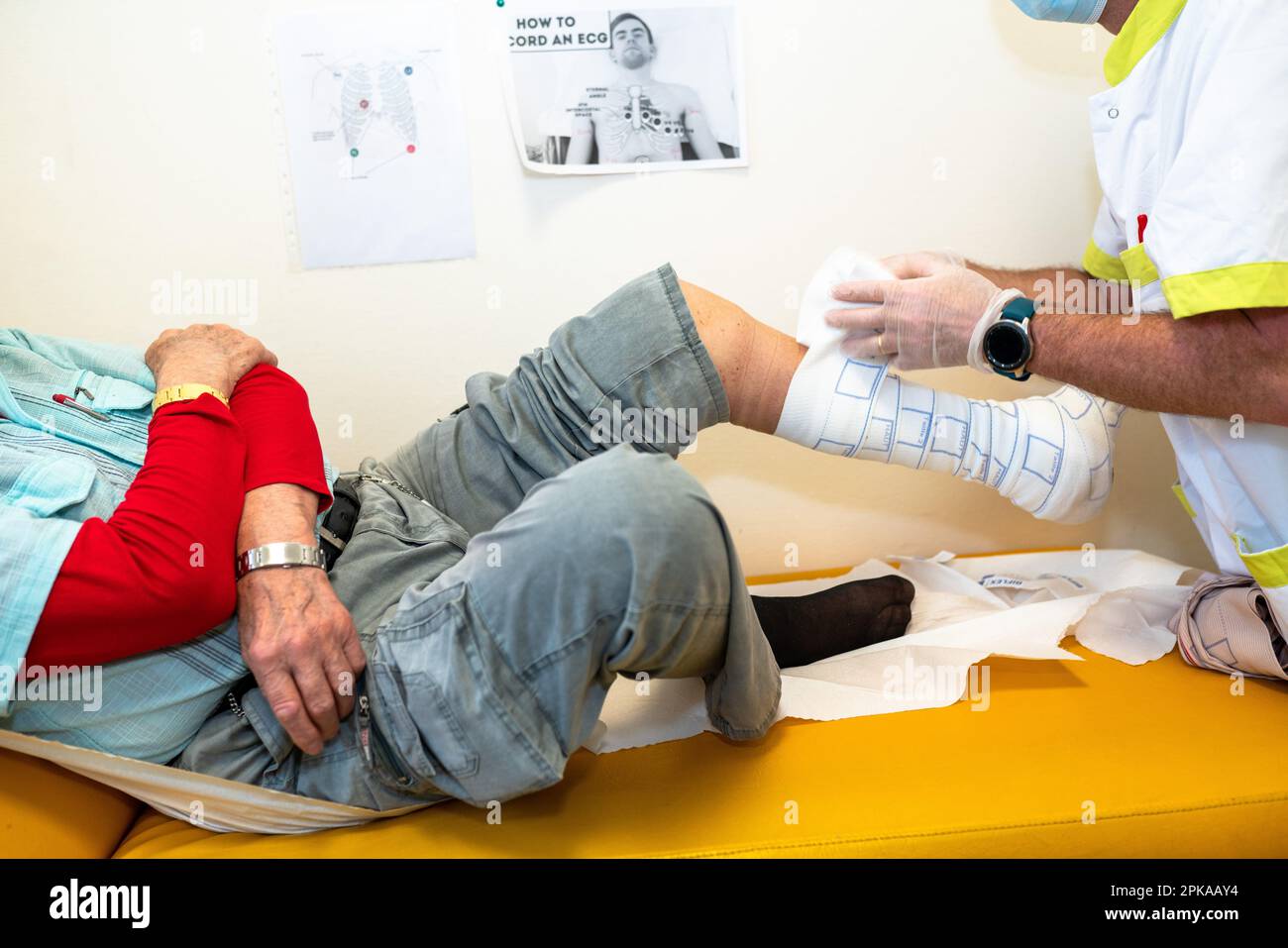 Care of a patient's foot ulcer. Wound cleaning and dressings Stock Photo Alamy