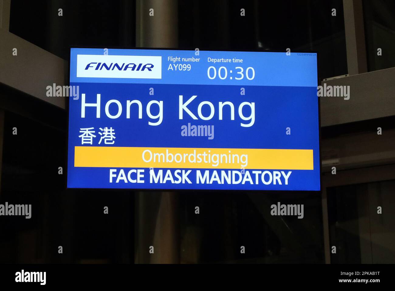 05.12.2022, Finland, , Helsinki - Display board of the airline Finnair shows boarding for Hong Kong. 00S221205D230CAROEX.JPG [MODEL RELEASE: NOT Appli Stock Photo