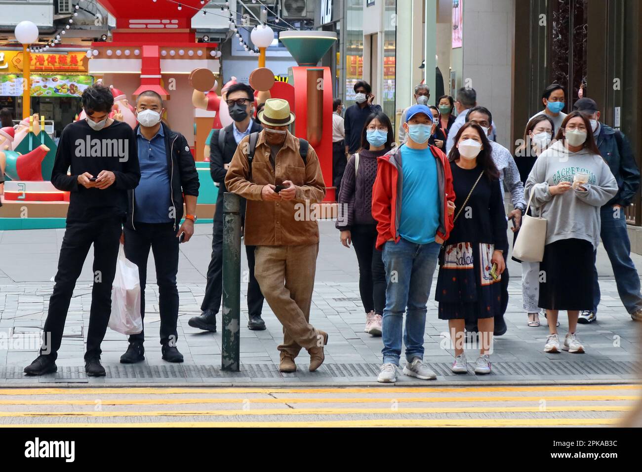 07.12.2022, China, Hong Kong, Hong Kong - People wearing FFP2 and surgical  masks on the street. 00S221207D761CAROEX.JPG [MODEL RELEASE: NO, PROPERTY R  Stock Photo - Alamy