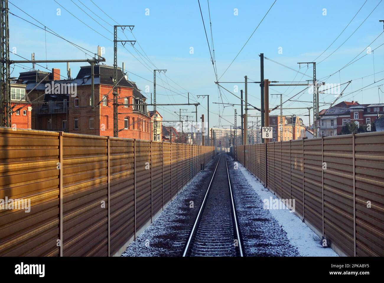 20.01.2023, Germany, Thuerigen, Erfurt - Track and noise barriers in winter. 00S230120D328CAROEX.JPG [MODEL RELEASE: NO, PROPERTY RELEASE: NO (c) caro Stock Photo