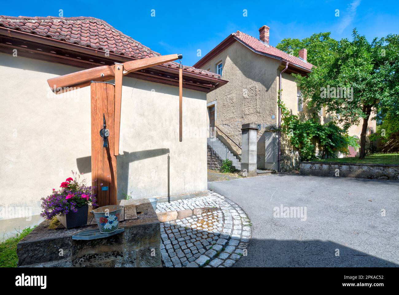 Schwengelbrunnen, fountain, house facade, Breitensee, Grabfeld, Lower ...
