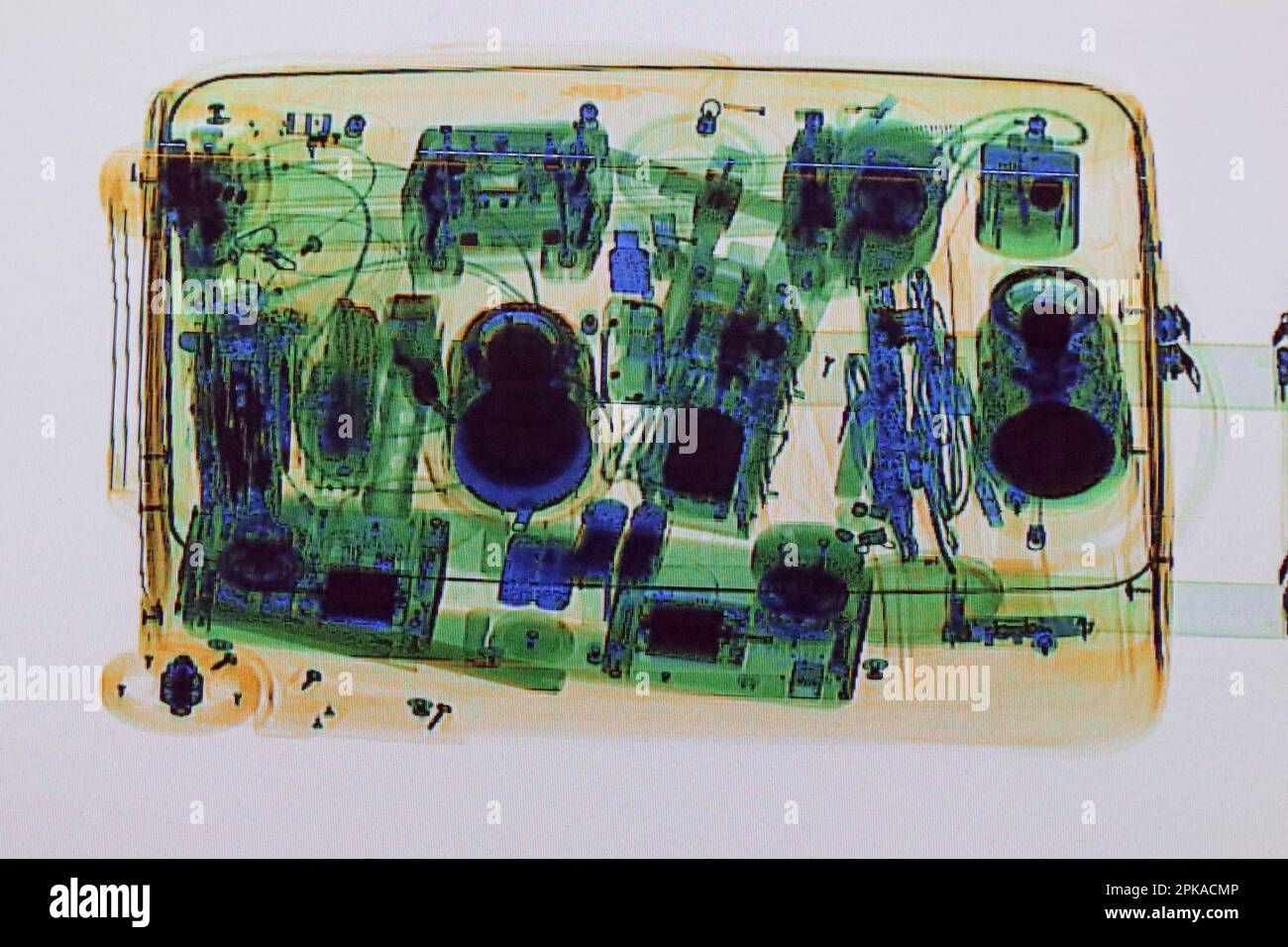 23.02.2023, Germany, , Berlin - Contents of a wheeled suitcase on the screen of a hand luggage x-ray machine. 00S230223D316CAROEX.JPG [MODEL RELEASE: Stock Photo