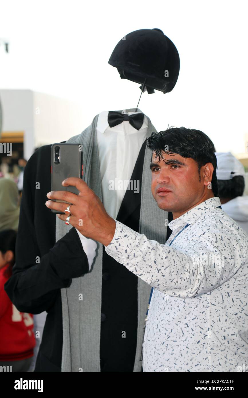 24.02.2023, Qatar, , Doha - Man taking a selfie with a headless mannequin. 00S230224D356CAROEX.JPG [MODEL RELEASE: YES, PROPERTY RELEASE: NO (c) caro Stock Photo