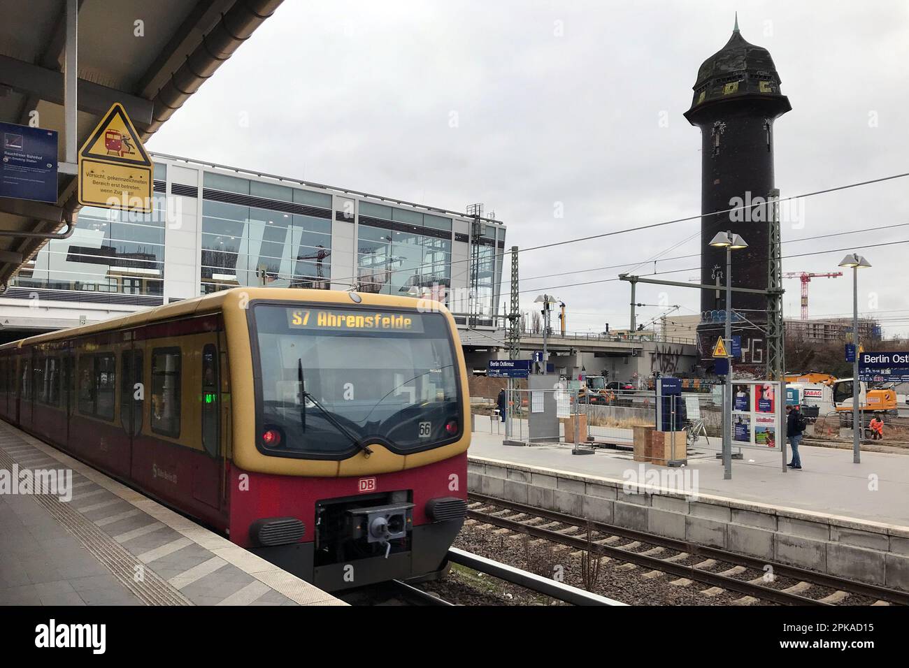 24.02.2023, Germany, , Berlin - S-Bahn line 7 at Ostkreuz station. 00S230224D567CAROEX.JPG [MODEL RELEASE: NO, PROPERTY RELEASE: NO (c) caro images / Stock Photo