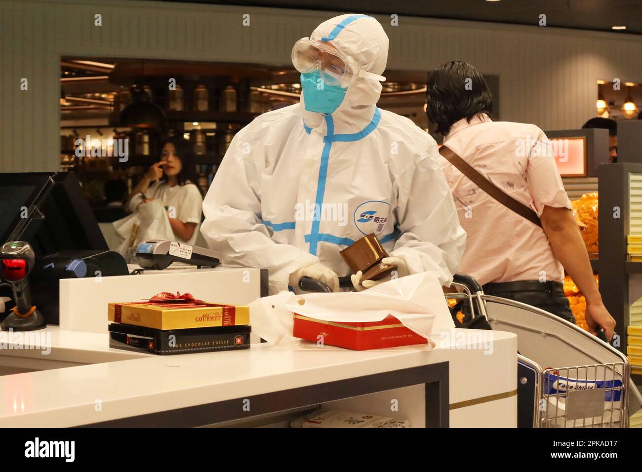25.02.2023, Qatar, , Doha - Man shopping in full protection at the Hamad International Airport duty free terminal. 00S230225D364CAROEX.JPG [MODEL RELE Stock Photo