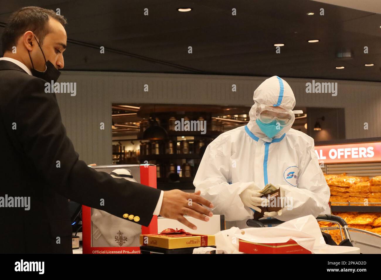 25.02.2023, Qatar, , Doha - Man shopping in full protection at the Hamad International Airport terminal in the Duty Free. 00S230225D365CAROEX.JPG [MOD Stock Photo