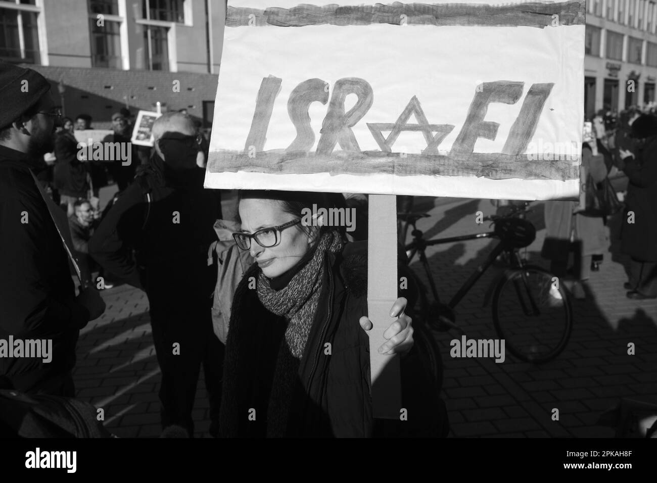 16.03.2023, Germany, Berlin, Berlin - Rally against Benjamin Netanyahu's planned judicial reform at the Brandenburg Gate. Hundreds of demonstrators pr Stock Photo