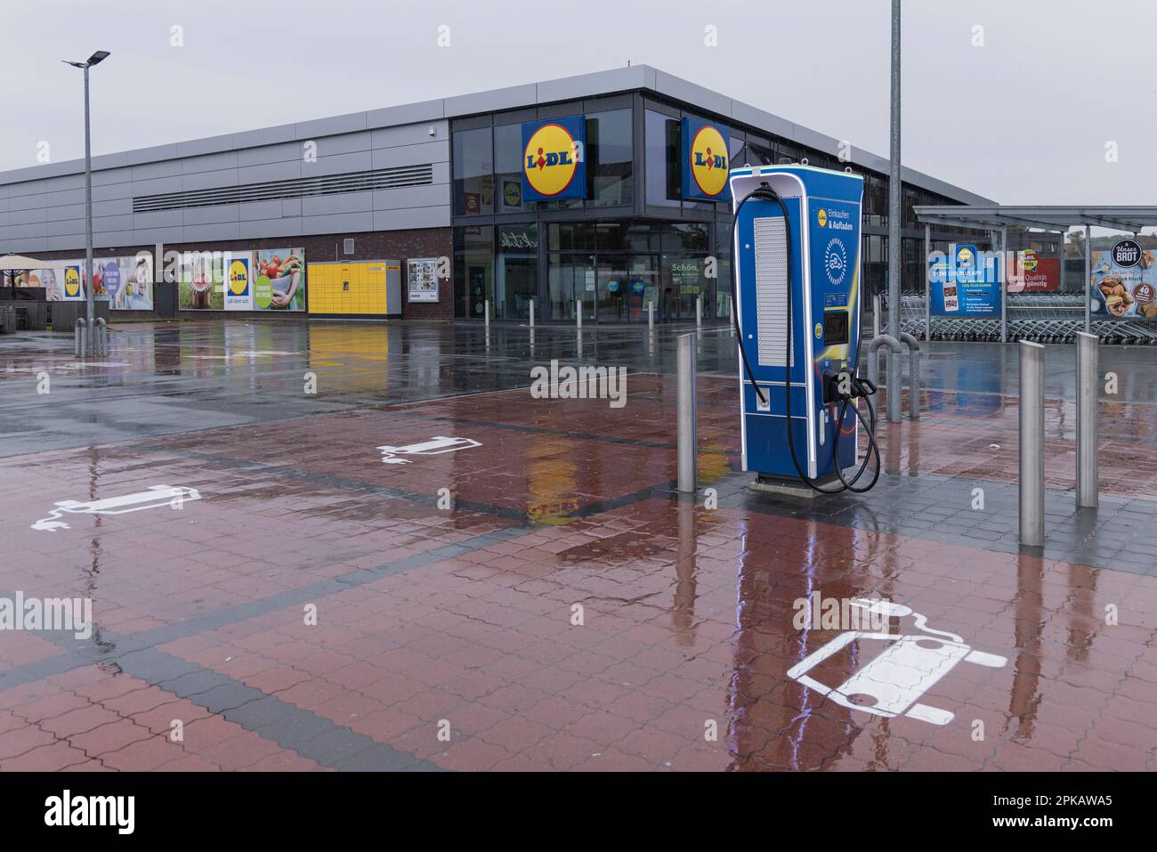 Rainy, charging station, parking lot, Lidl branch outside opening hours, closed, Freiligrathstraße, Wilhelmshaven, Lower Saxony, Germany Stock Photo