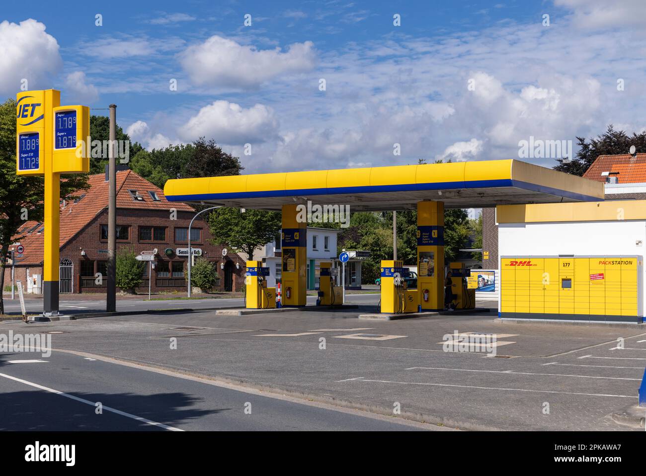 JET gas station with DHL Packstation 177, symbol image, pick up and drop off parcels around the clock, Wilhelmshaven, Lower Saxony, Germany Stock Photo