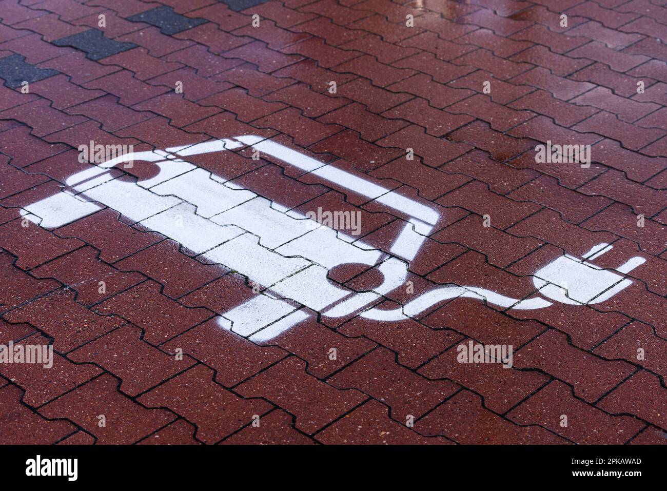 Rainy, ground marking, parking and charging for electric vehicles, detail, Lidl store, Freiligrathstraße, Wilhelmshaven, Lower Saxony, Germany Stock Photo