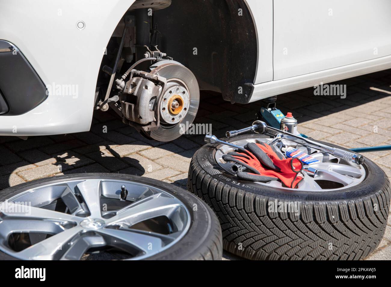 Brake disc with caliper, symbol image, wheel change, winter tires