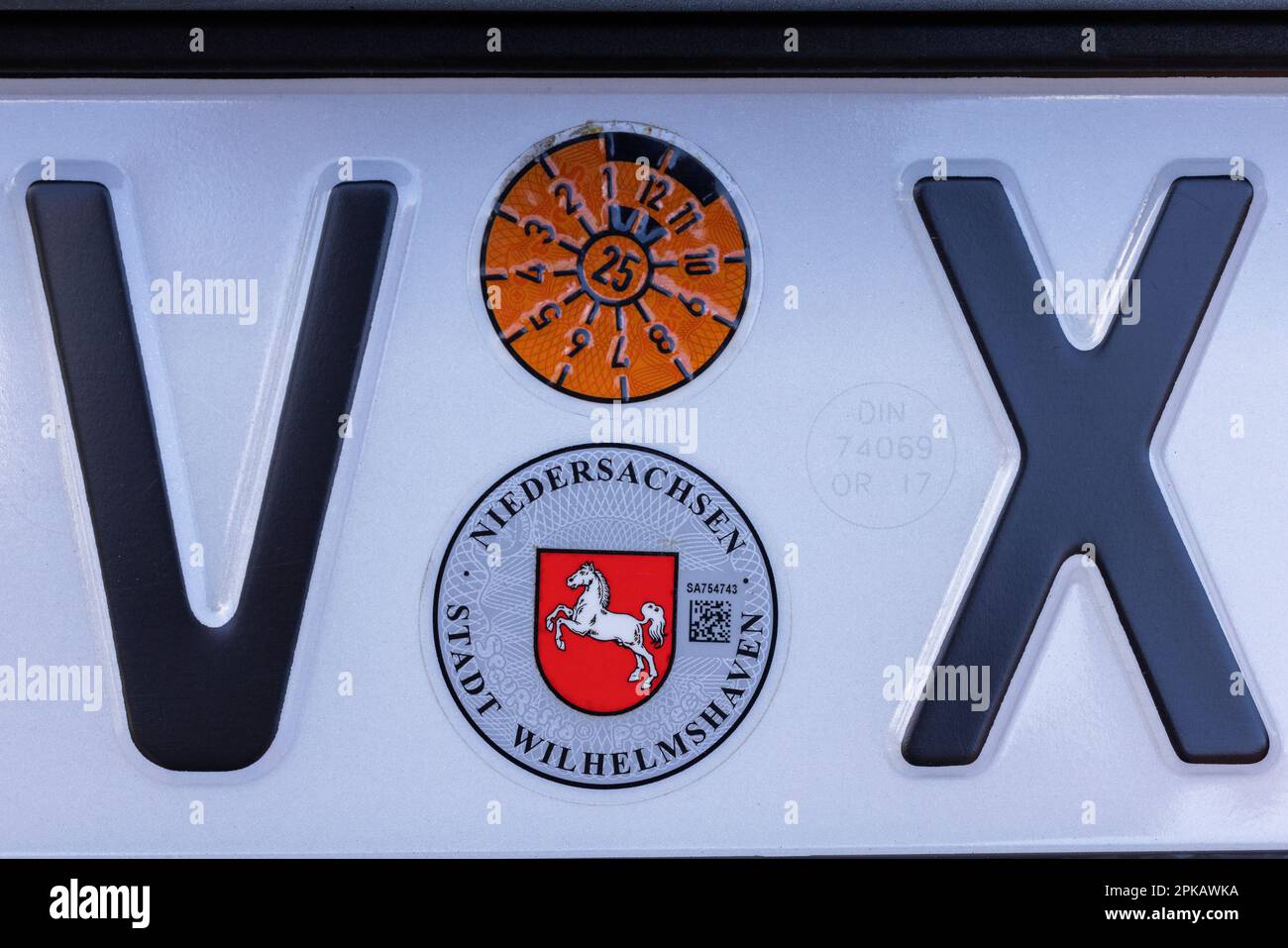 TÜV sticker, next general inspection January 2025, registration sticker of the city of Wilhelmshaven, on the rear license plate, Wilhelmshaven, Lower Saxony, Germany Stock Photo