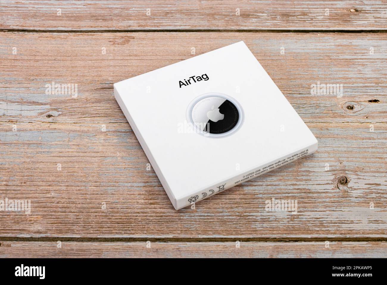 Apple AirTag in original box, icon image, tracking tag, key finder