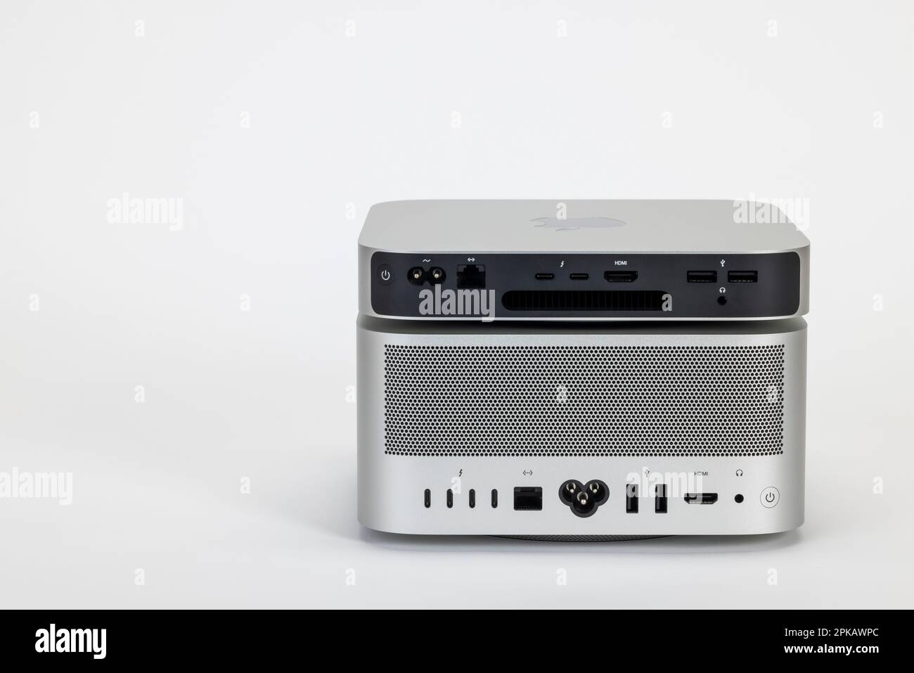 Apple mac mini m1 and mac studio m1 max back ports size comparison