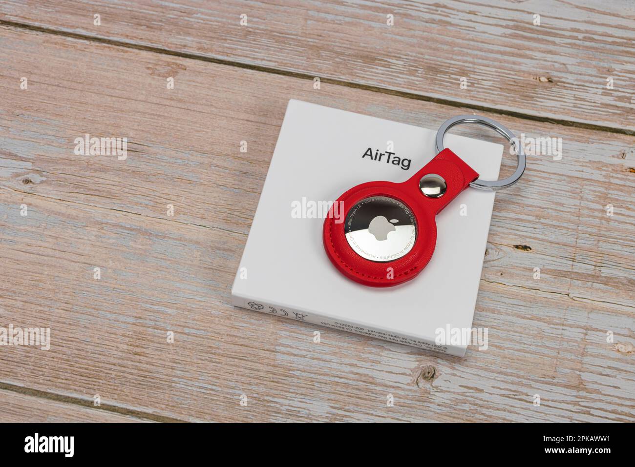 Apple AirTag, original box, red AirTag keychain, icon image, tracking