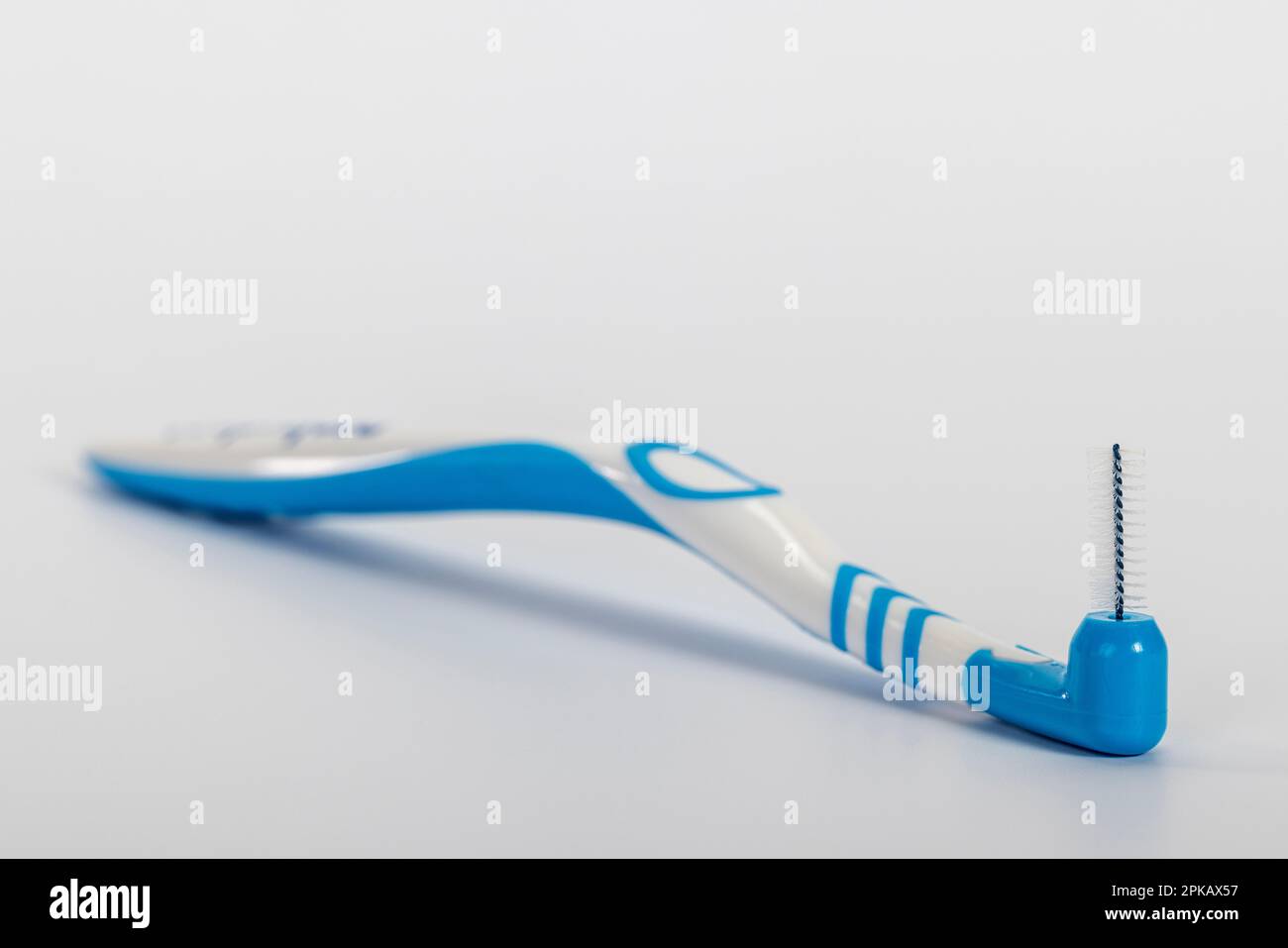 Interdental brush, for cleaning the interdental spaces, brush head