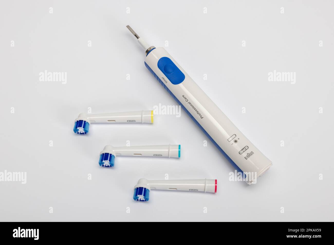 Braun Oral B Type 4729 blue and white electric toothbrush, three replacement  brushes, white background Stock Photo - Alamy