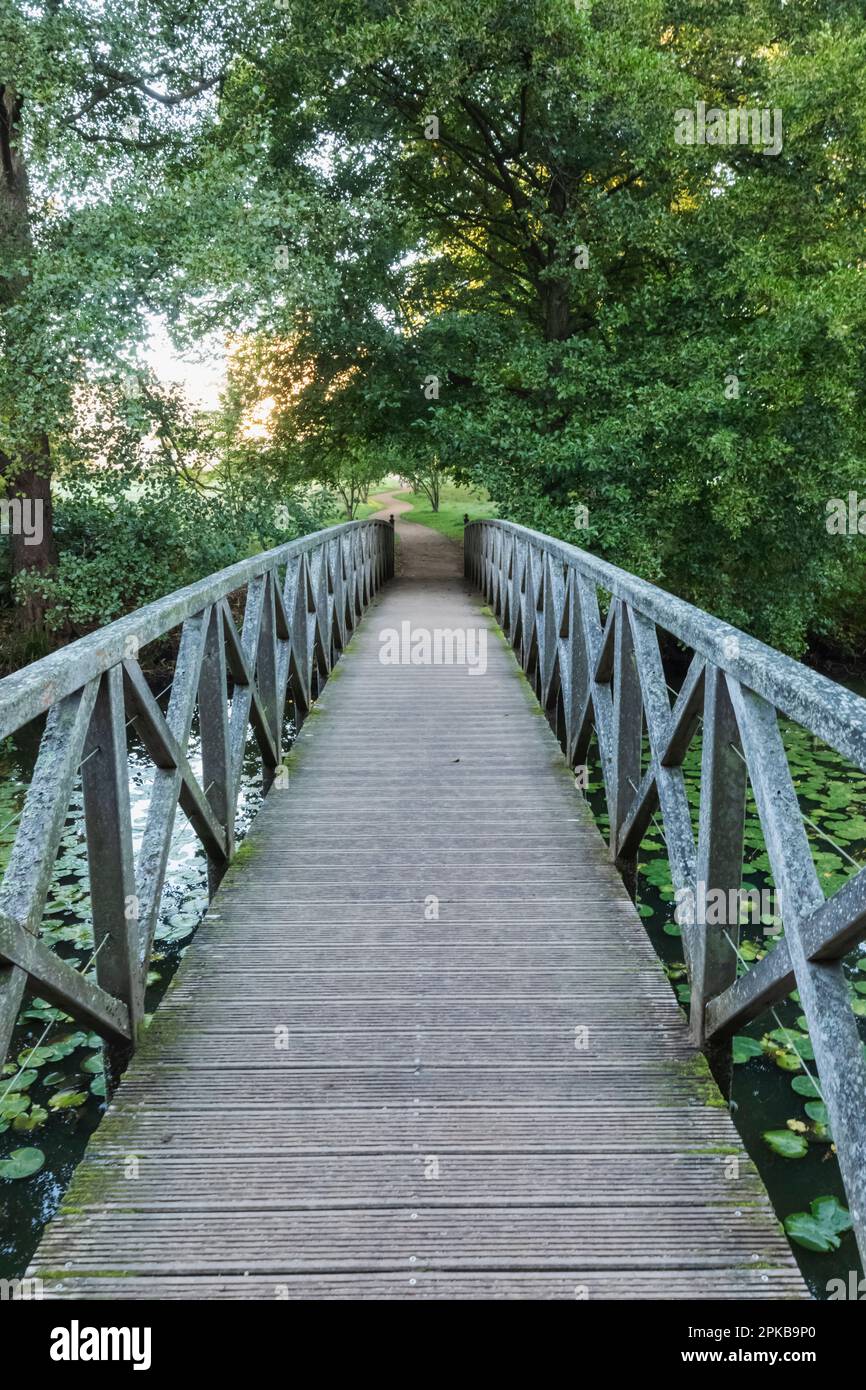 Wooden bridge garden hi-res stock photography and images - Alamy
