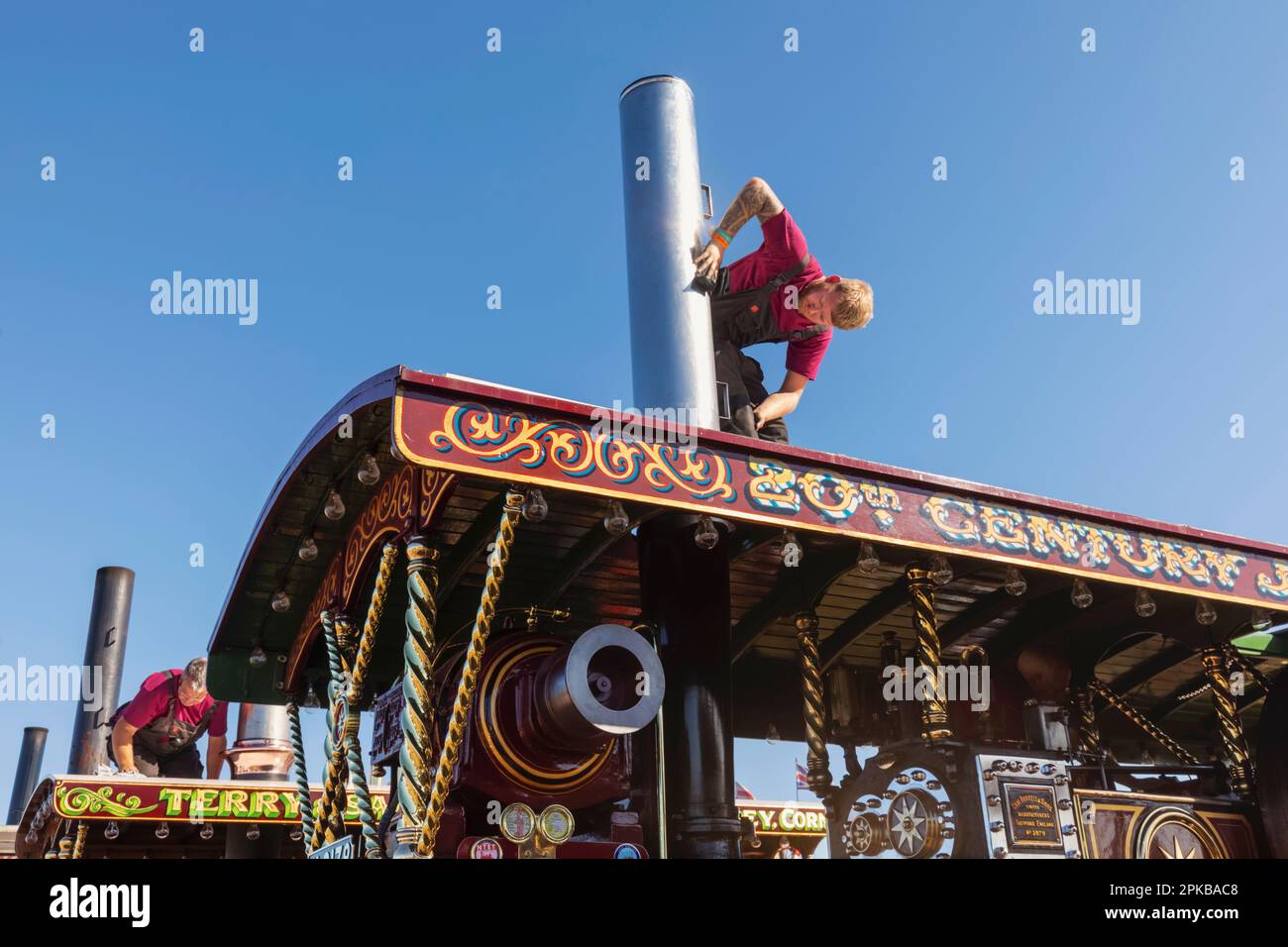 England, Dorset, The Annual Great Dorset Steam Fair at Tarrant Hinton near Blandford Forum, Man Cleaning Steam Engine Stock Photo