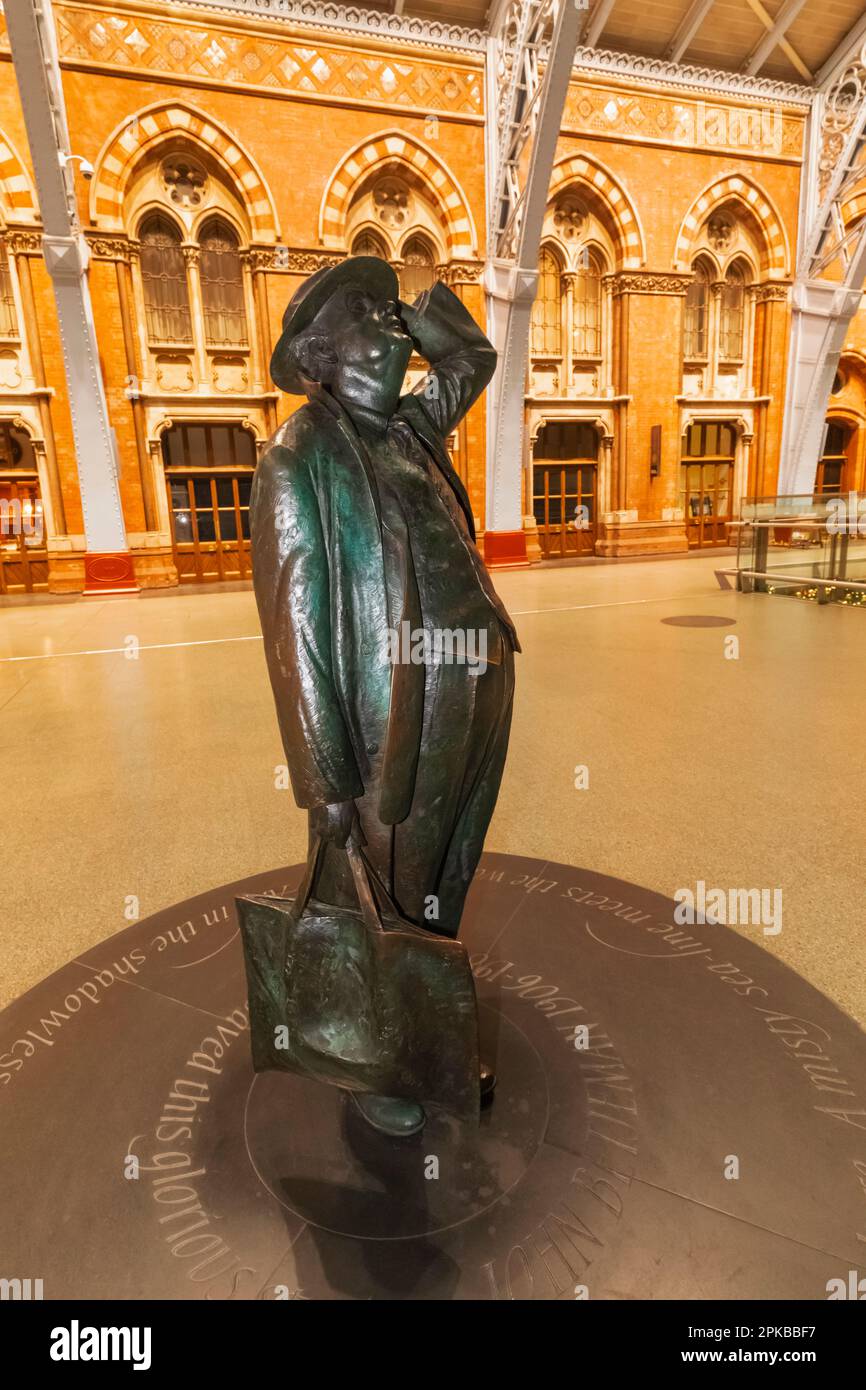 England, London, St.Pancras Station, Statue of John Betjeman by Martin Jennings Stock Photo