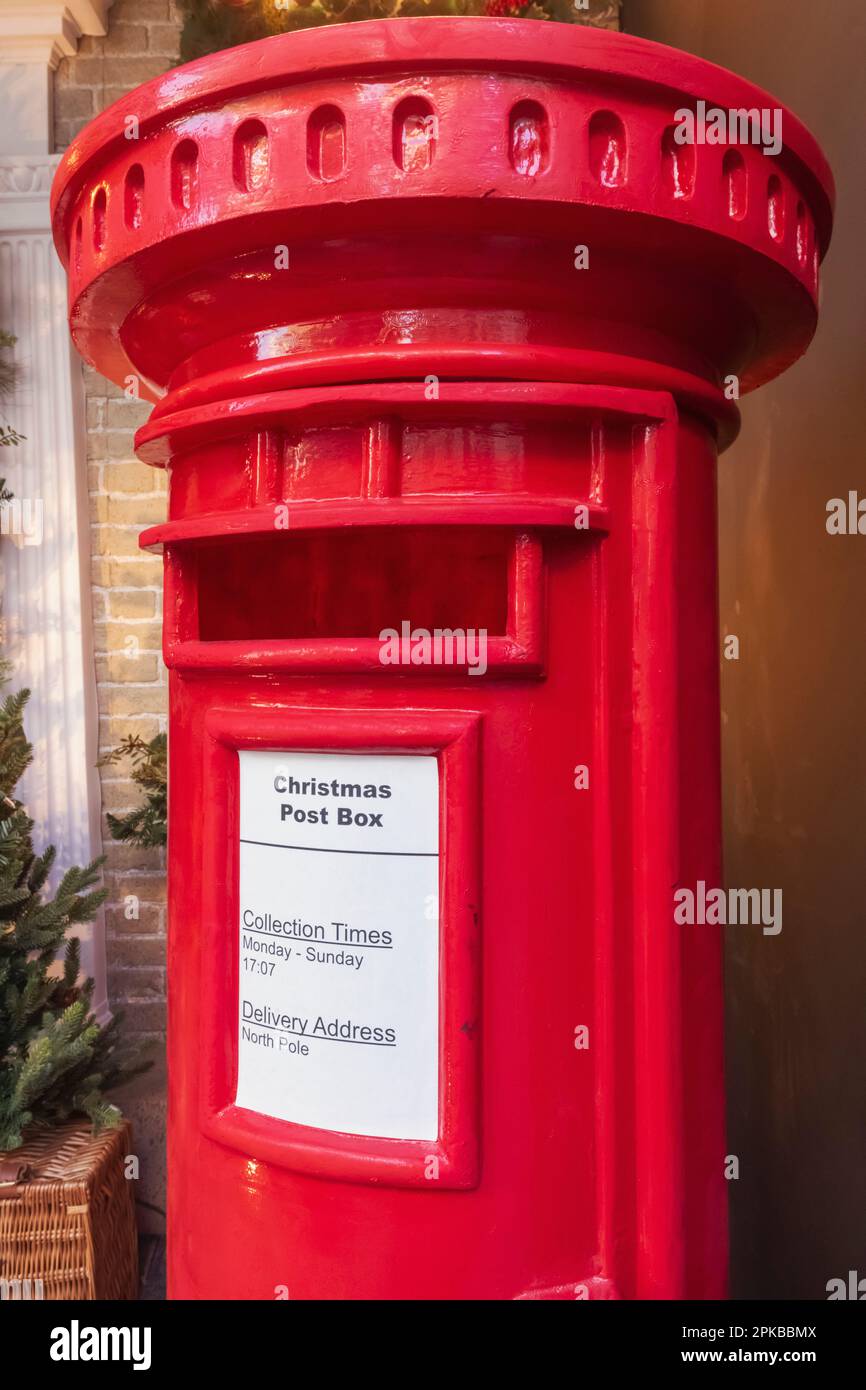 England, London, Piccadilly, Fortnum & Mason Store Christmas Window Display of Christmas Post Box Stock Photo