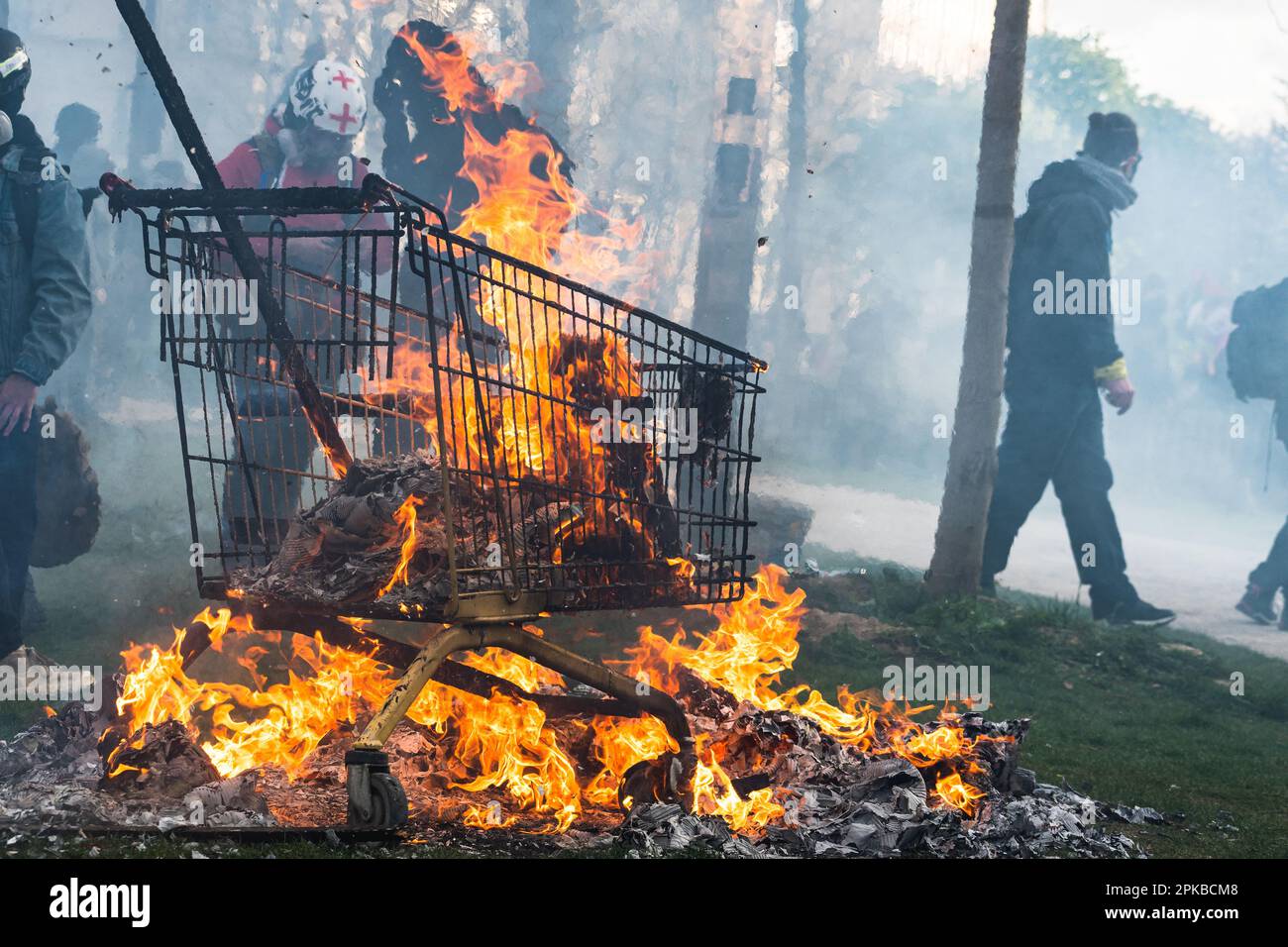 Paris, France, 06th April, 2023. Supermarket trolley burning in the street - Jacques Julien/Alamy Live News Stock Photo