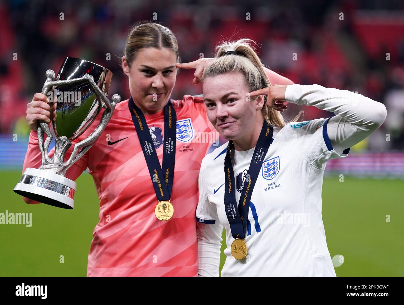 England Goalkeeper Mary Earps And Lauren Hemp Celebrate With The Trophy england-goalkeeper-mary-earps-and-lauren-hemp-celebrate-with-the-trophy