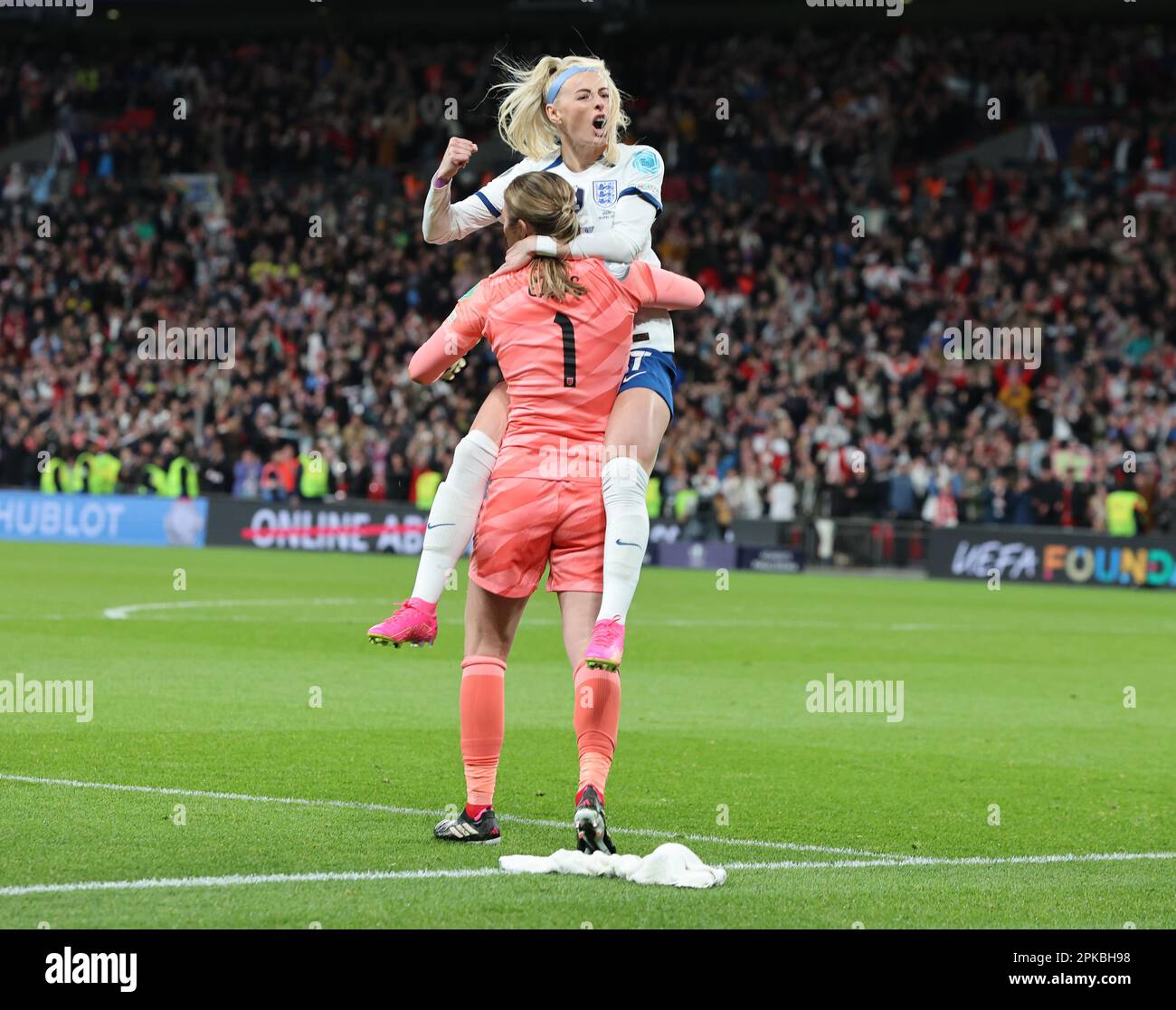 london-uk-06th-mar-2023-chloe-kelly-celebrates-the-winning-from