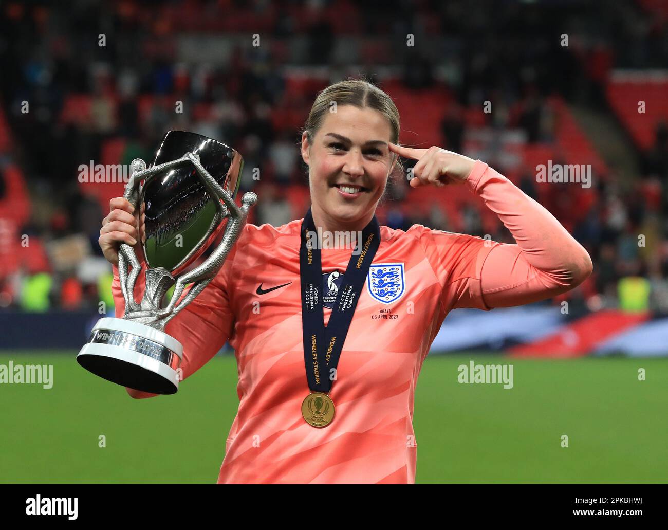 England Goalkeeper Mary Earps Celebrates With The Trophy Following The England Goalkeeper Mary Earps Celebrates With The Trophy Following The