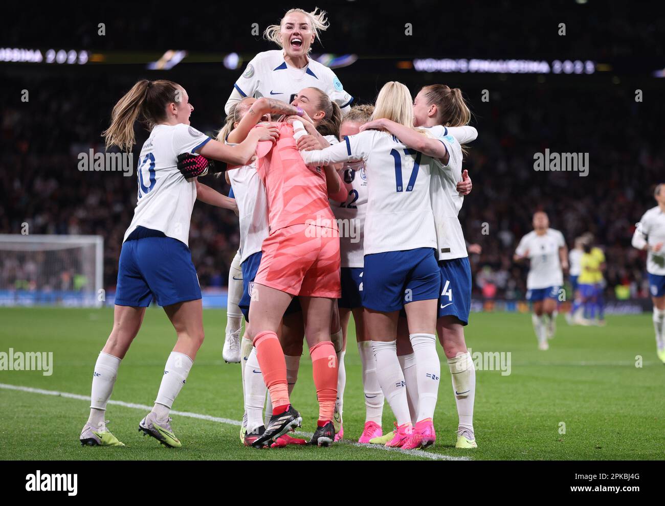 London, UK. 6th Apr, 2023. The England team celebrate after they win the Women's CONMEBOL/UEFA Finalissima match at Wembley Stadium, London. Picture credit should read: Paul Terry/Sportimage Credit: Sportimage/Alamy Live News Stock Photo