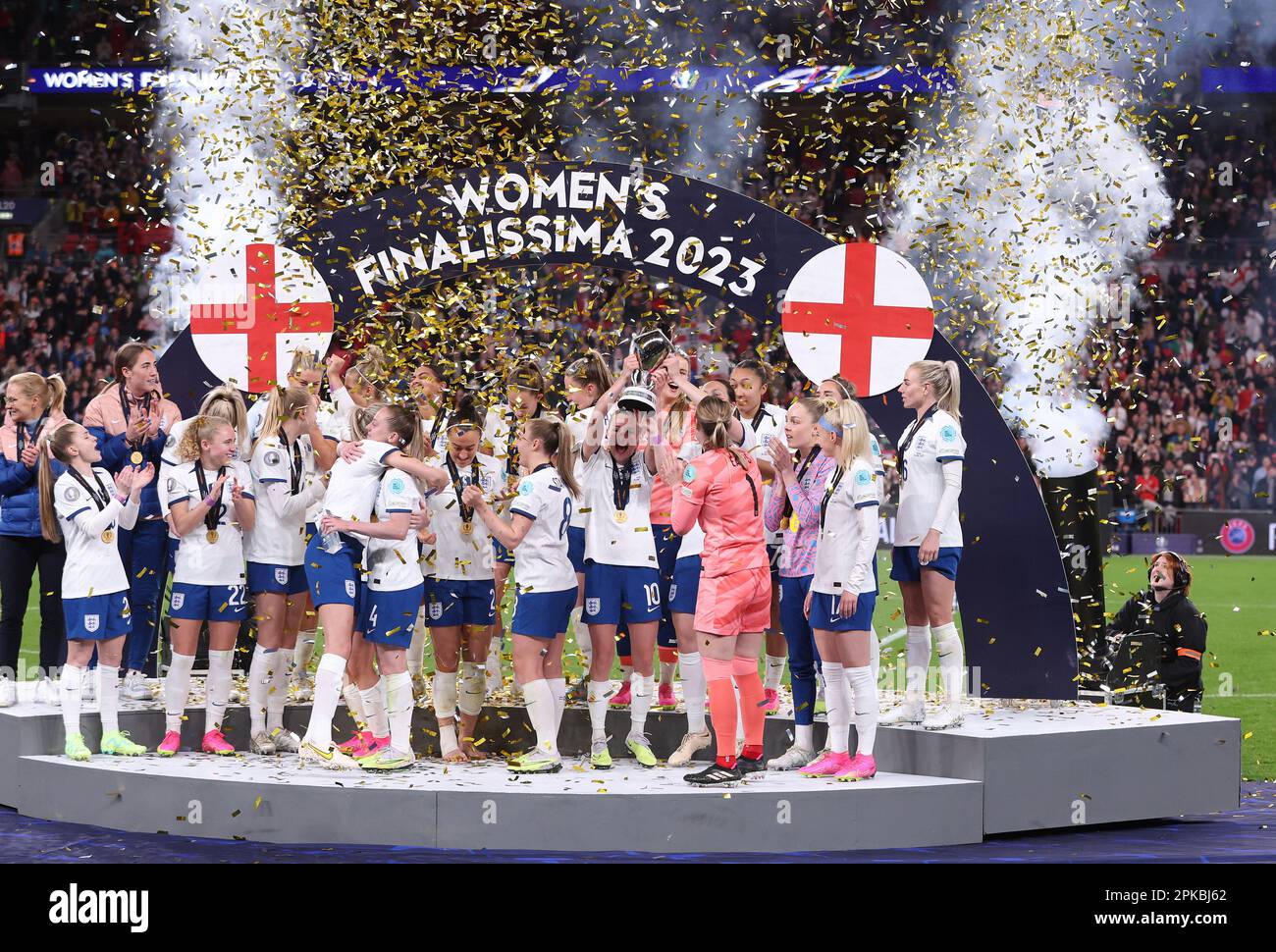 London, UK. 6th Apr, 2023. The England team celebrate after they win the Women's CONMEBOL/UEFA Finalissima match at Wembley Stadium, London. Picture credit should read: Paul Terry/Sportimage Credit: Sportimage/Alamy Live News Stock Photo