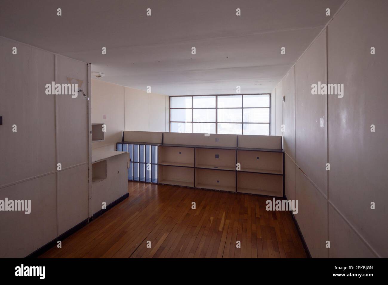 upper floor master bedroom (without furniture), the Unit?? d'habitation