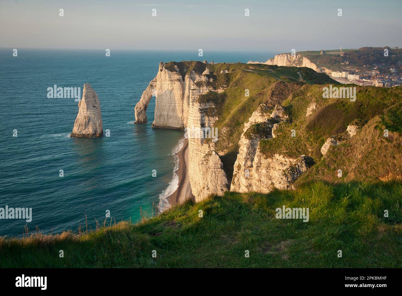 Sunset cliff arch etretat hi-res stock photography and images - Alamy