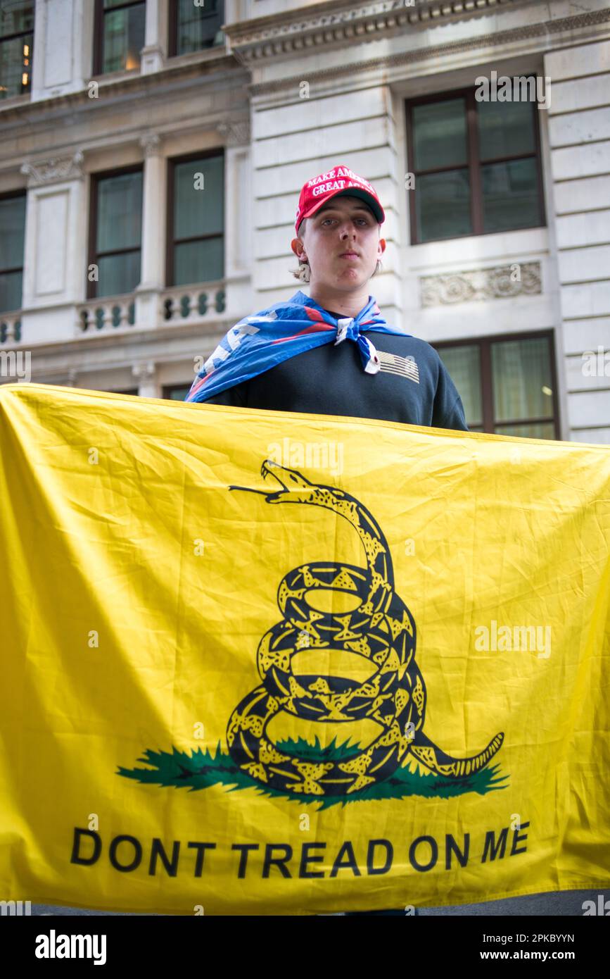 Young, Maryland supporter of President Trump holds a 'Don't Tread On Me' flag near Manhattan Criminal Court House, NYC, USA. April 4, 2023. Stock Photo