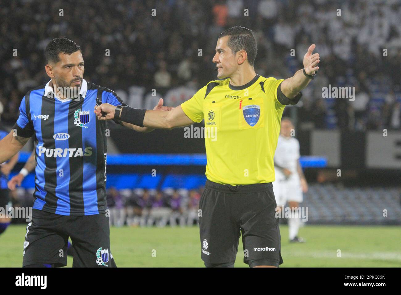 Montevideo, Uruguay, 06th Apr, 2023. Miguel Samudio of Liverpool, complain with referee Andres Rojas (COL) during the match between Liverpool and Corinthians for the 1st round of Group E of Libertadores 2023, at Centenario Stadium, in Montevideo, Uruguay on April 06. Photo: Pool Pelaez Burga/DiaEsportivo/DiaEsportivo/Alamy Live News Stock Photo