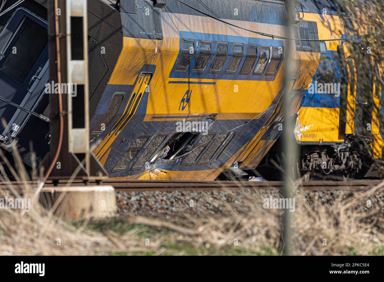 Voorschoten, Netherlands. 04th Apr, 2023. A view of a damaged carriage. A train collided with heavy construction equipment and derailment of the carriages near Leiden and the Hague. The Dutch railway crash resulted deadly, killing one person and injuring 30. Emergency services workers and police were on the scene to assess the damage. The accident took place in Voorschoten in the Netherlands. (Photo by Nik Oiko/SOPA Images/Sipa USA) Credit: Sipa USA/Alamy Live News Stock Photo