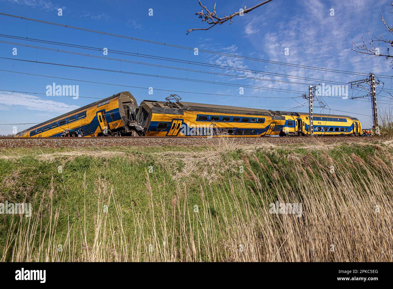 Voorschoten, Netherlands. 04th Apr, 2023. A damaged train seen on the rails over the canal. A train collided with heavy construction equipment and derailment of the carriages near Leiden and the Hague. The Dutch railway crash resulted deadly, killing one person and injuring 30. Emergency services workers and police were on the scene to assess the damage. The accident took place in Voorschoten in the Netherlands. (Photo by Nik Oiko/SOPA Images/Sipa USA) Credit: Sipa USA/Alamy Live News Stock Photo