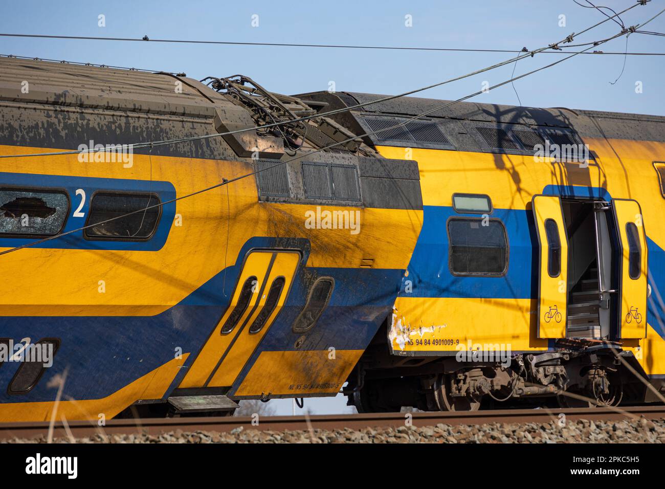Voorschoten, Netherlands. 04th Apr, 2023. A view of a damaged carriage. A train collided with heavy construction equipment and derailment of the carriages near Leiden and the Hague. The Dutch railway crash resulted deadly, killing one person and injuring 30. Emergency services workers and police were on the scene to assess the damage. The accident took place in Voorschoten in the Netherlands. Credit: SOPA Images Limited/Alamy Live News Stock Photo