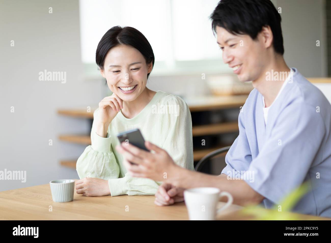 Men women looking phones hi-res stock photography and images - Alamy