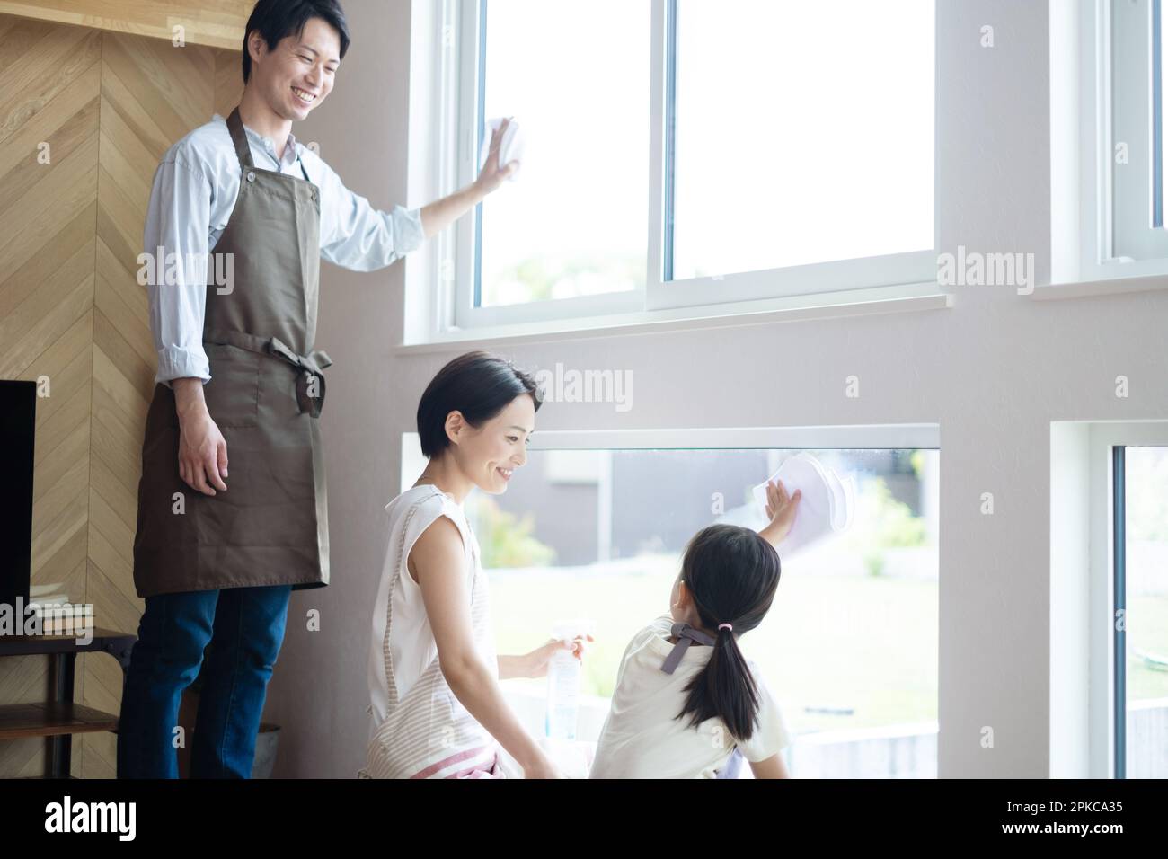 Woman cleaning house japan hi-res stock photography and images - Alamy
