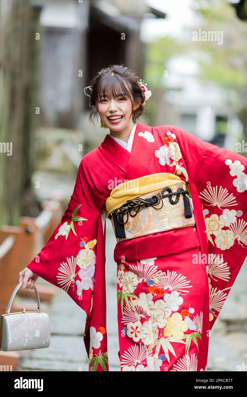 Beautiful 19-year-old Japanese girl wearing traditional furisode  long-sleeve kimono with spring flower design in Fukui, Japan Stock Photo -  Alamy