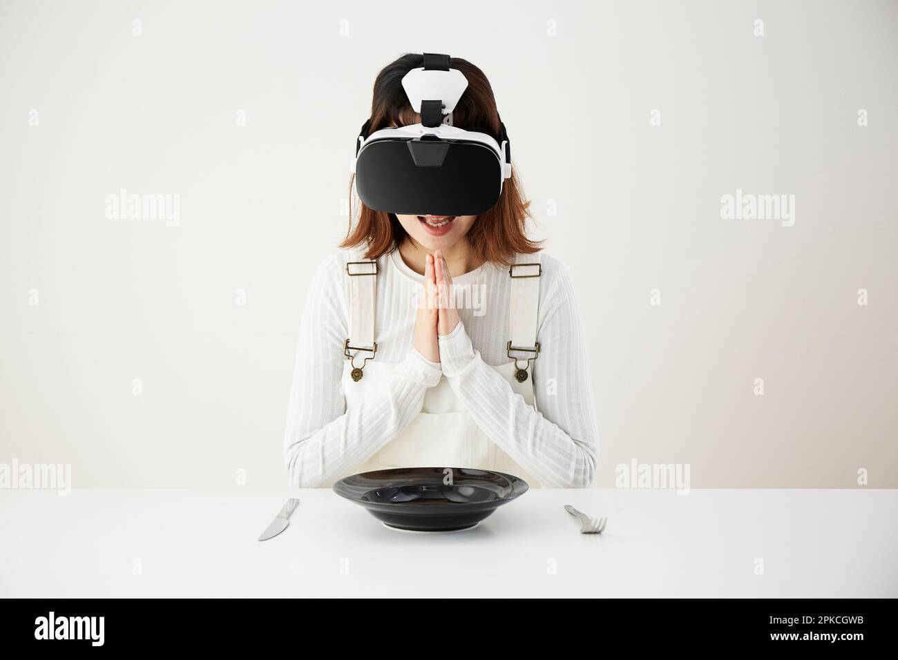 Asian woman experience vr hi-res stock photography and images - Alamy