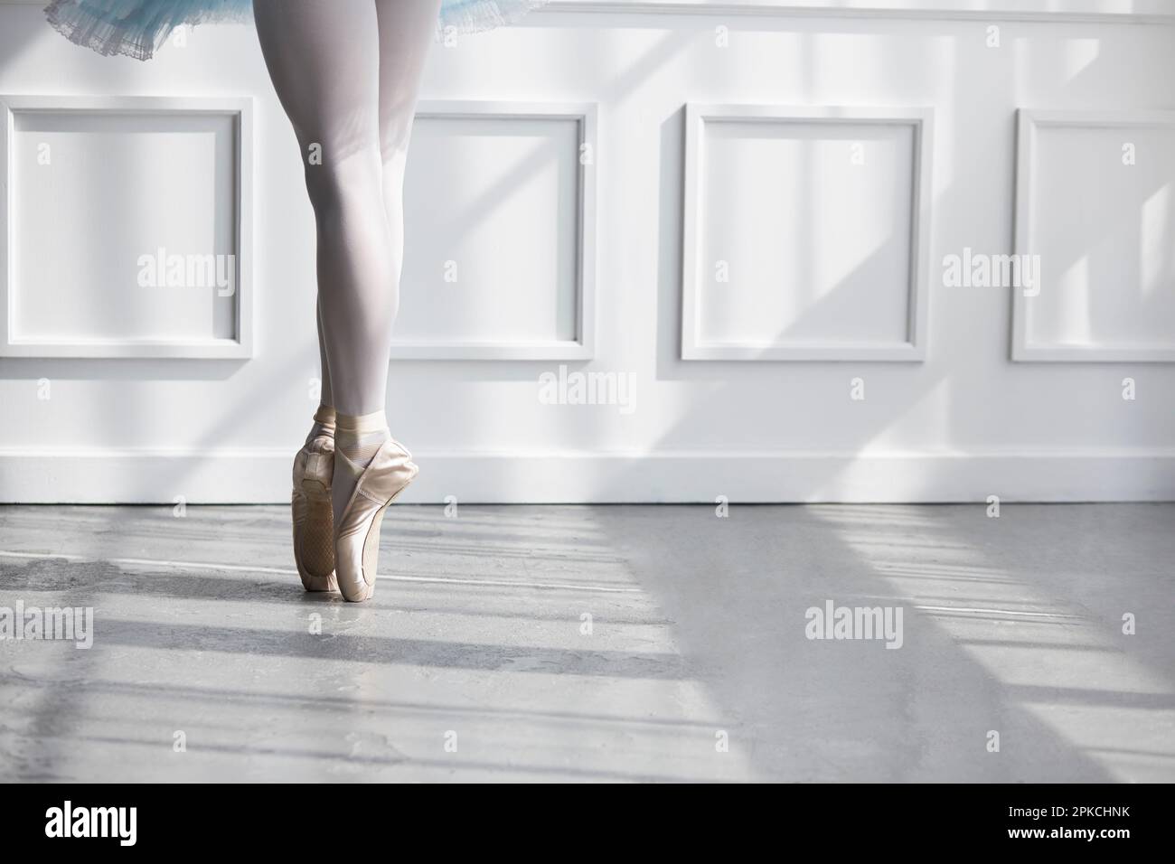 A woman standing on her tiptoes wearing toe shoes Stock Photo - Alamy