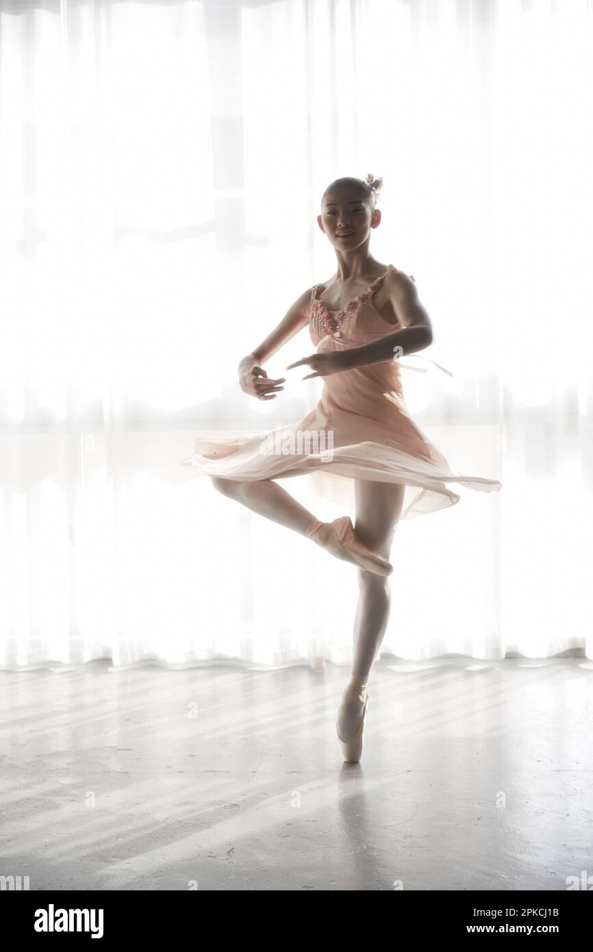Ballerina spinning around on one leg Stock Photo - Alamy