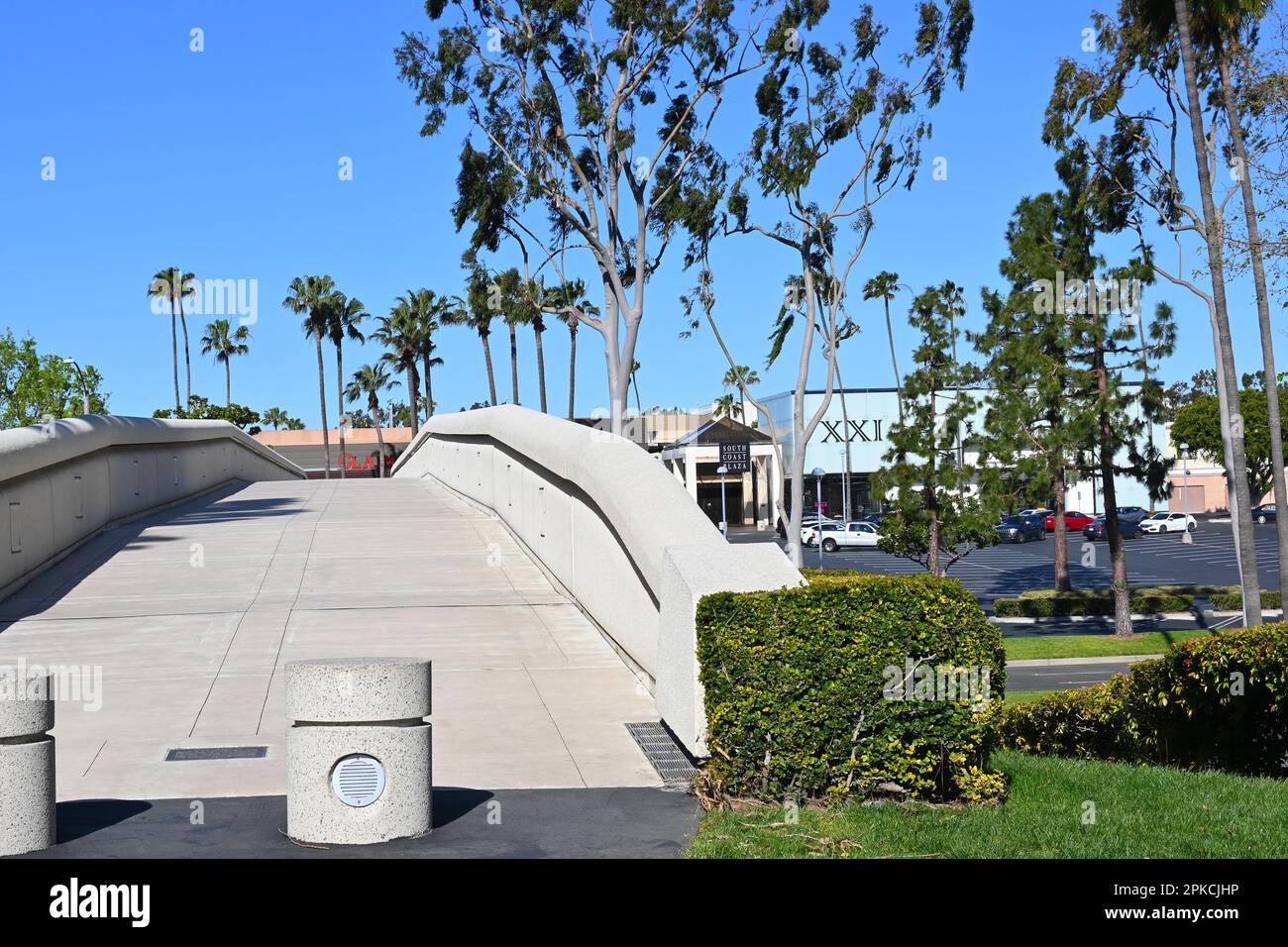 COSTA MESA, CALIFORNIA - 4 APR 2023: Unity Bridge, connecting South Coast  Plaza and Town Center and The Segerstrom Center Stock Photo - Alamy