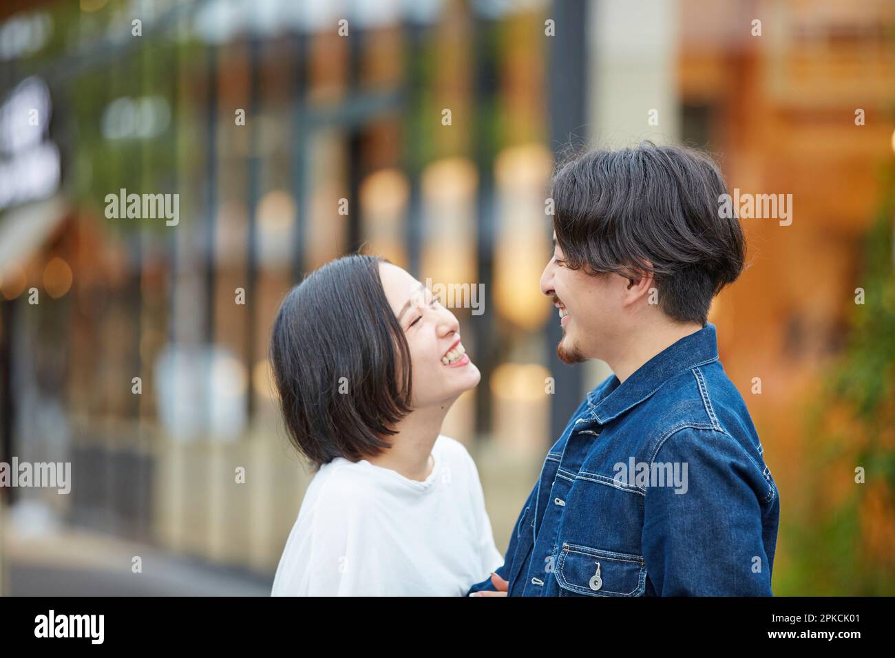 Couple walking date hi-res stock photography and images - Alamy