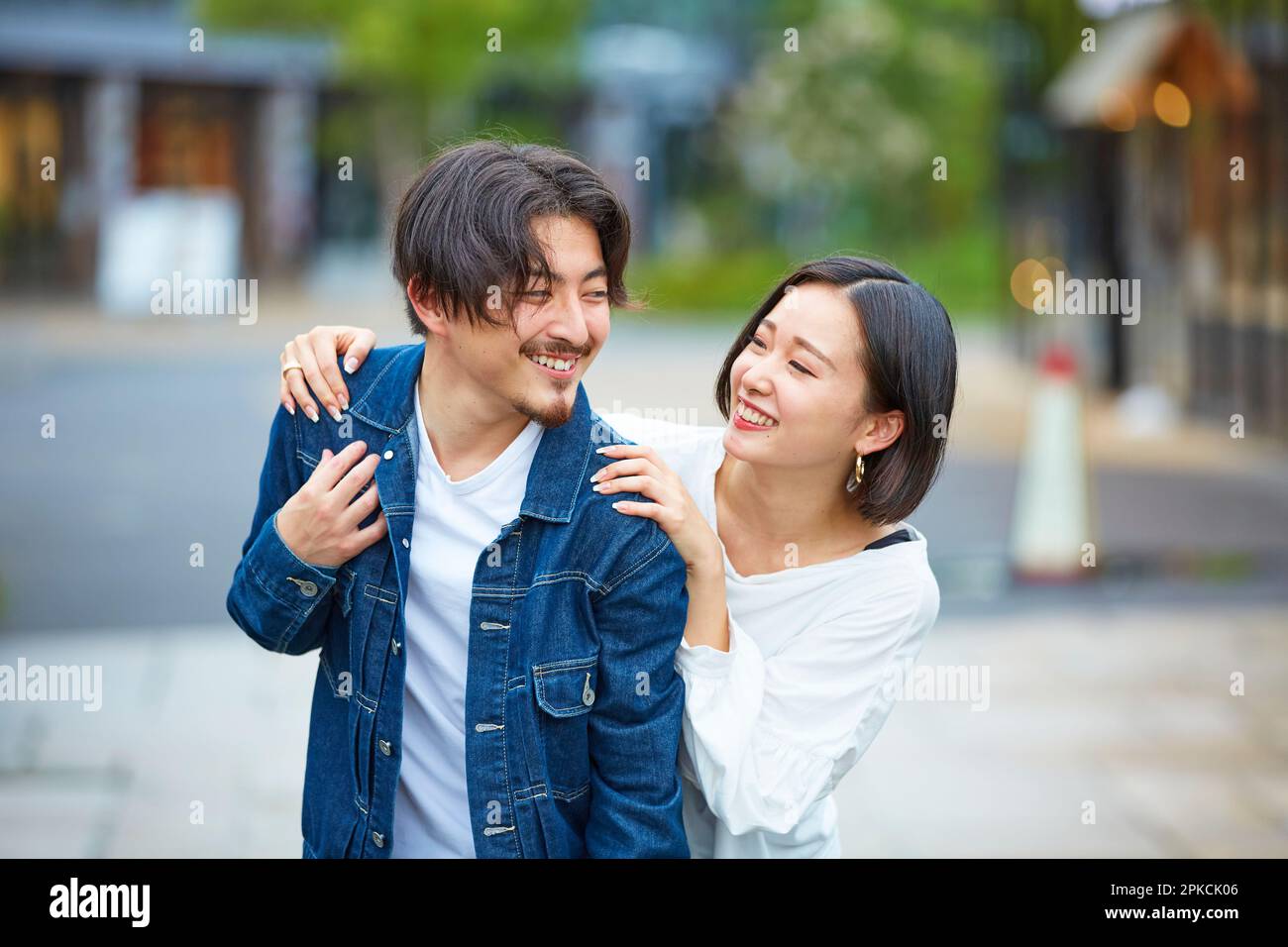 Japanese young couple friends smiling hi-res stock photography and images -  Alamy