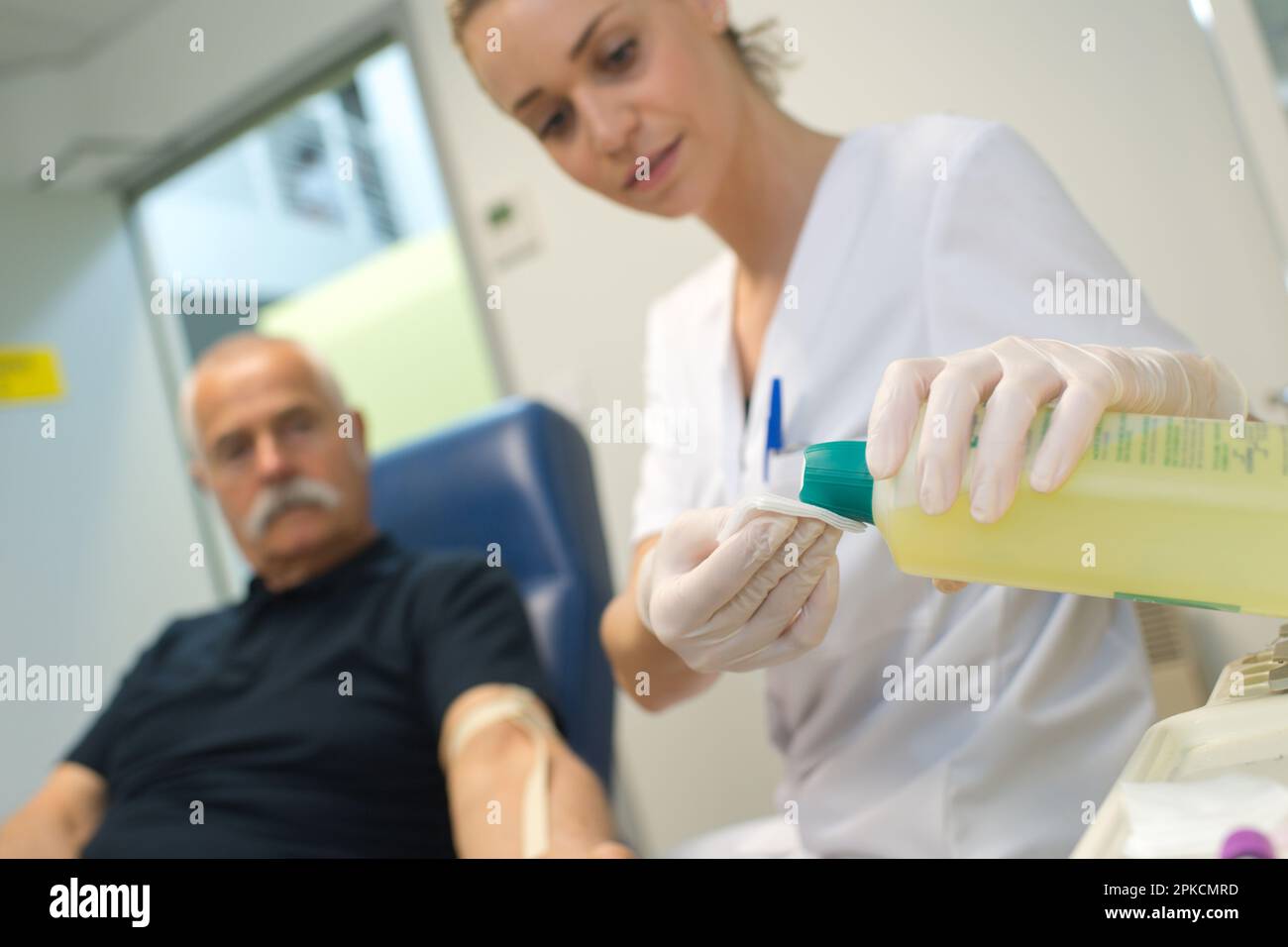 female doctor preparing an injection Stock Photo - Alamy