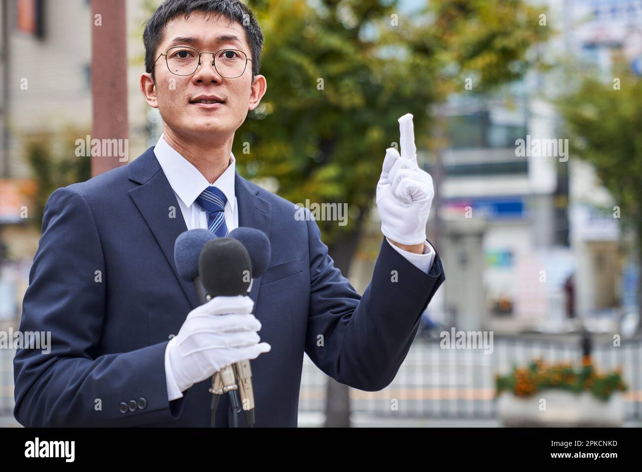 Man giving speech microphone hi-res stock photography and images - Alamy